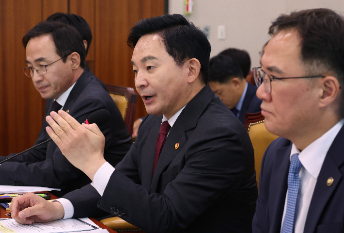 10일 국회에서 열린 국토교통위원회 국정감사에서 원희룡 국토교통부 장관이 의원 질의에 답변하고 있다. 연합뉴스