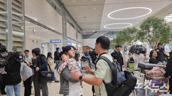 11일 오전 6시 인천공항 제2여객터미널로 이스라엘에 체류하던 한국인들이 입국하고 있다. 양형욱 기자