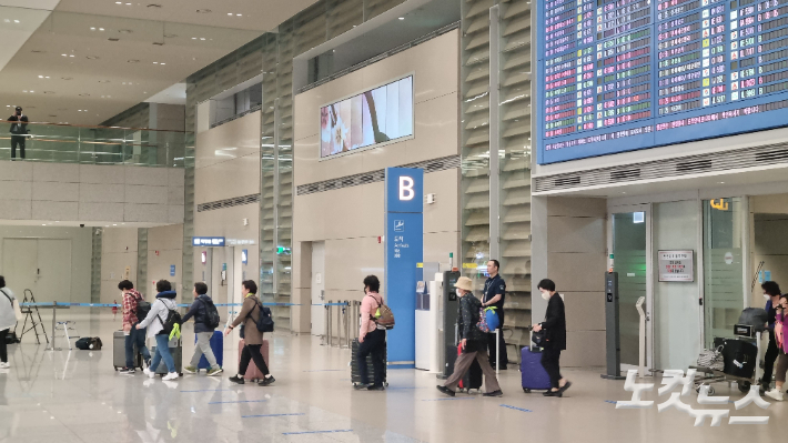 11일 오전 6시 인천공항 제2여객터미널로 이스라엘에 체류하던 한국인들이 입국하고 있다. 양형욱 기자