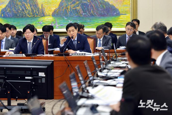 김주현 금융위원장이 11일 서울 여의도 국회에서 열린 국회 정무위원회의 금융위원회에 대한 국정감사에서 의원 질의에 답변을 하고 있다.