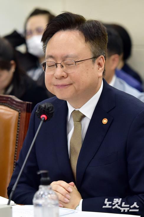 조규홍 보건복지부 장관이 11일 서울 여의도 국회에서 열린 보건복지위원회의 보건복지부, 질병관리청에 대한 국정감사에서 굳은 표정을 짓고 있다.