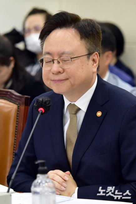 조규홍 보건복지부 장관이 11일 서울 여의도 국회에서 열린 보건복지위원회의 보건복지부, 질병관리청에 대한 국정감사에서 굳은 표정을 짓고 있다.