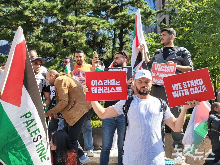 국내 이슬람단체인 '한국의 이슬람'과 노동자연대 회원들이 11일 오후 서울 중구 파이낸스센터 앞에서 팔레스타인 무장 정파 하마스와 이스라엘 간 무력 충돌 관련 집회를 열었다. 박희영 기자