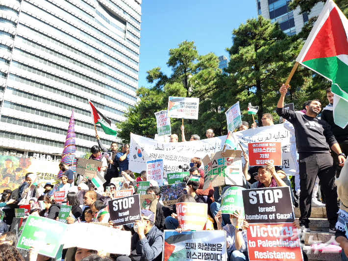 국내 이슬람단체인 '한국의 이슬람'과 노동자연대 회원들이 11일 오후 서울 중구 파이낸스센터 앞에서 팔레스타인 무장 정파 하마스와 이스라엘 간 무력 충돌 관련 집회를 열었다. 박희영 기자