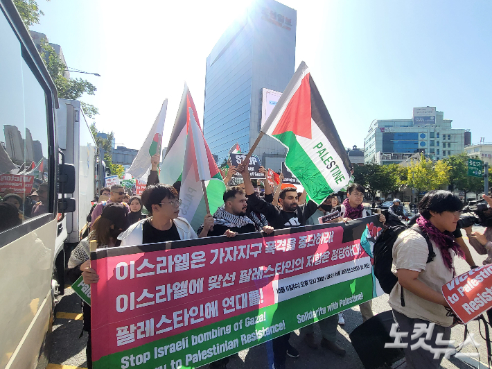 국내 이슬람단체인 '한국의 이슬람'과 노동자연대 회원들이 11일 오후 서울 중구 파이낸스센터 앞에서 팔레스타인 무장 정파 하마스와 이스라엘 간 무력 충돌 관련 집회를 마치고 이스라엘의 가자지구 폭격 중단 구호를 외치며 행진하고 있다. 박희영 기자