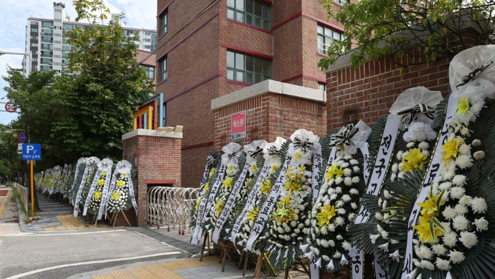 경기도 의정부시의 한 초등학교에서 고인이 된 교사를 추모하는 화환이 줄지어 놓여 있다. 연합뉴스