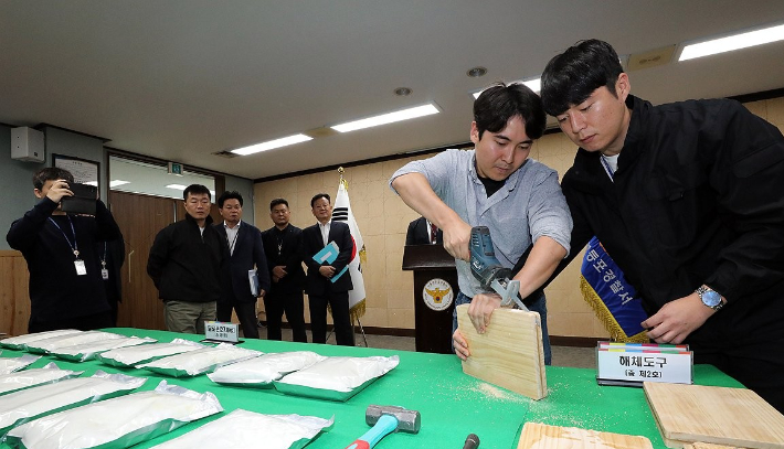 서울 영등포경찰서가 10일 오전 대회의실에서 수백만명이 투약할 수 있는 분량의 필로폰 74kg을 국내로 대량 밀반입해 일부 유통한 한국,중국,말레이시아 3개국 국제연합 마약조직을 검거했다고 밝히고 나무 도마를 이용한 마약 은닉 수법을 공개하고 있다. 연합뉴스