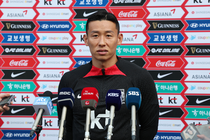 한국 축구대표팀 김태환이 11일 오후 경기도 파주NFC(축구대표팀 트레이닝센터)에서 훈련에 앞서 인터뷰하고 있다. 연합뉴스