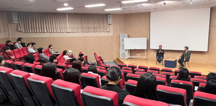 홍성구 강원대 교수가 '영화로 배우는 언론자유' 수업과 연계해  이마리오 감독과의 대화 시간을 가졌다.  강원문화재단 제공