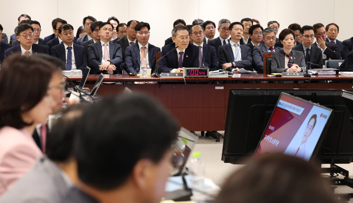 이종호 과학기술정보통신부 장관(가운데)이 11일 오전 세종시 정부세종청사에서 열린 국회 과학기술정보방송통신위원회의 과학기술정보통신부, 우정사업본부 등의 국정감사에서 의원 질의를 경청하고 있다. 연합뉴스