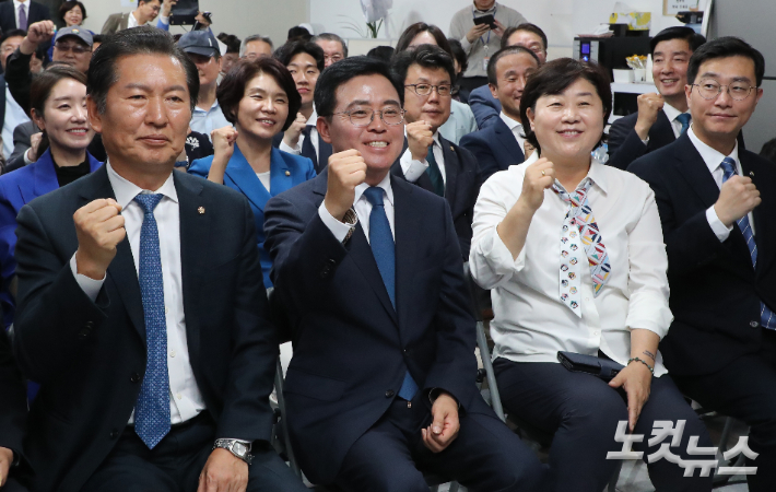 강서구청장 보궐선거일인 11일 저녁 서울 강서구 마곡동 더불어민주당 진교훈 후보 캠프사무실에서 진 후보와 당 지도부를 비롯한 당직자들이 TV 개표 방송을 시청하며 구호를 외치고 있다. 윤창원 기자