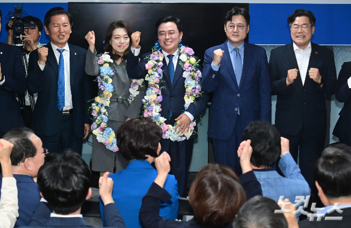 진교훈 더불어민주당 강서구청장 후보와 민주당 지도부가 11일 저녁 서울 강서구 마곡동에 마련된 선거사무실에서 당선이 확실시 되자 기념촬영을 하고 있다. 윤창원 기자