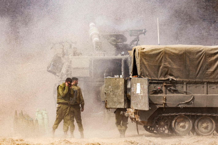 11일(현지시간) 이스라엘 남부 지역에서 이스라엘군이 가자 지구를 향해 자주포를 발사하고 있다. 이스라엘은 팔레스타인 무장 정파 하마스를 상대로 8일 전쟁을 선포했다. 연합뉴스