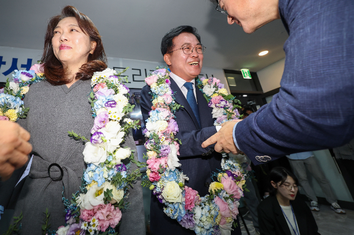 진교훈 더불어민주당 강서구청장 후보가 11일 저녁 서울 강서구 마곡동에 마련된 선거사무실에서 당선이 확실시 되자 홍익표 원내대표에게 축하를 받고 있다. 윤창원 기자