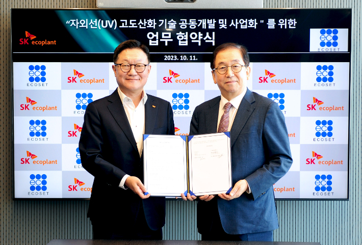 SK에코플랜트는 11알 환경 기자재 전문기업인 ㈜에코셋과 'UV(자외선) 고도산화 기술 공동개발 및 사업화'를 위한 업무협약을 체결했다. 사진은 김병권 SK에코플랜트 에코랩센터 대표(왼쪽)과 김형태 ㈜에코셋 대표가 협약 체결 후 기념촬영을 하는 모습. SK에코플랜트 제공
