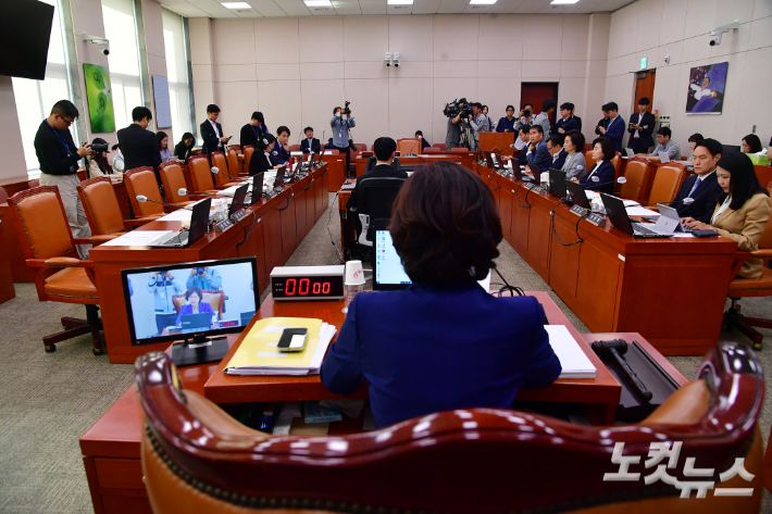 6일 오전 서울 여의도 국회에서 열린 김행 여성가족부 장관 후보자 인사청문회에서 김 후보자와 국민의힘 의원들의 자리가 비어있다. (김행 후보자는 지난밤 인사청문회 도중 여당 의원들과 함께 퇴장한 뒤 돌아오지 않아 청문회가 파행됐다.) 윤창원 기자