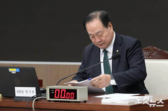 국정감사 준비하는 한기호 위원장