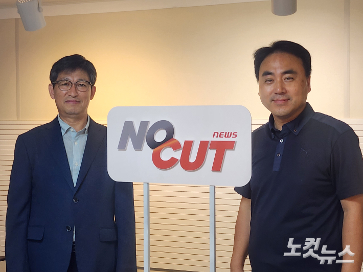 왼쪽부터 박기반 장로, 이기원 목사