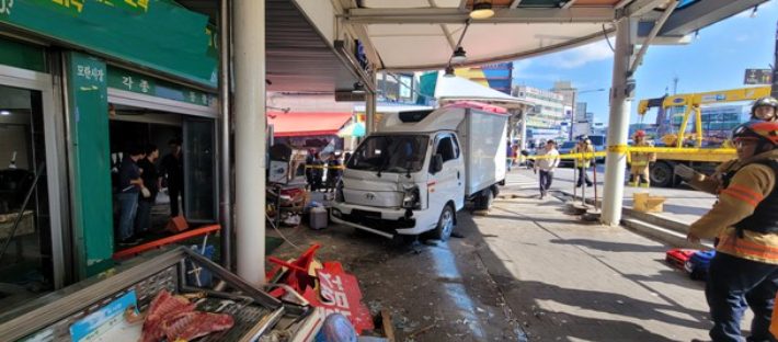 12일 성남 모란시장에서 1톤 트럭이 상가로 돌진하는 사고가 발생했다. 경기도소방재난본부 제공
