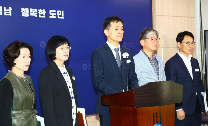 경남도 이도완 복지보건국장이 브리핑을 하고 있다. 경남도청 제공 