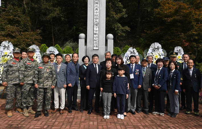 전북 김제시 재향군인회가 육탄 삼용사 故 안영권 하사 산화 71주년을 맞아 12일 금산사 입구에 있는 안영권 하사 전공 기념비에서 추모제가 진행됐다. 김제시 제공