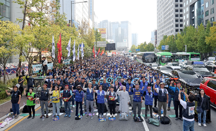  12일 오후 서울 시청 앞에서 민주노총 공공운수노조 관계자들이 민영화 저지 및 공공성 강화를 촉구하며 공동파업대회를 하고 있다. 연합뉴스