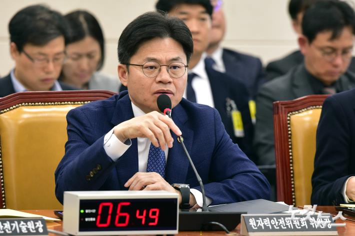 국정감사 답변하는 유국희 원자략안전위원회 위원장