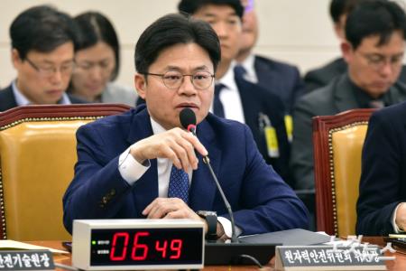 국정감사 답변하는 유국희 원자략안전위원회 위원장