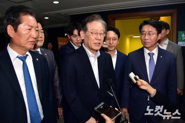 더불어민주당 이재명 대표가 6일 오후 서울 여의도 국회에서 열린 제410회 국회(정기회) 제09차 본회의에서 순직 해병 수사 방해 및 사건 은폐 등의 진상규명을 위한 특별검사의 임명 등에 관한 법률안에 대한 신속처리안건 지정동의의 건 투표를 마치고 국회를 나서며 취재진의 질문을 받고 있다. 윤창원 기자