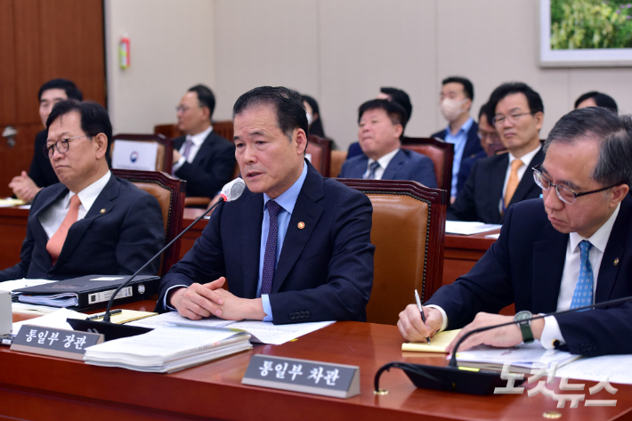 김영호 통일부 장관이 지난 11일 서울 여의도 국회에서 열린 외교통일위원회의 통일부 국정감사에서 의원들의 질의에 답변을 하는 모습. 윤창원 기자