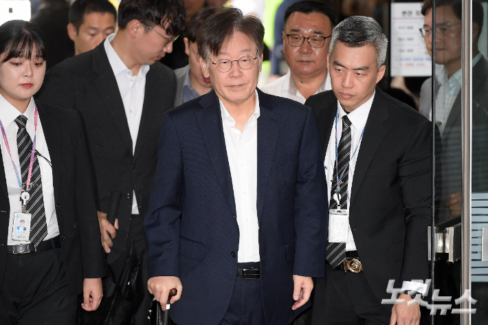 이재명 더불어민주당 대표가 지난달 26일 서울중앙지법에서 열린 영장실질심사에 출석하고 있다. 박종민 기자