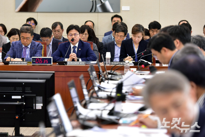 유국희 원자력안전위원회 위원장이 12일 서울 여의도 국회에서 열린 과학기술정보방송통신위원회의 원자력안전위원회, 한국원자력안전기술원 등에 대한 국정감사에서 의원 질의에 답변을 하고 있다. 윤창원 기자