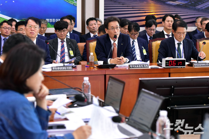 함진규 한국도로공사 사장이 12일 서울 여의도 국회에서 열린 국토교통위원회의 한국도로공사, 한국교통안전공단 등에 대한 국정감사에서 의원 질의에 답변을 하고 있다. 윤창원 기자