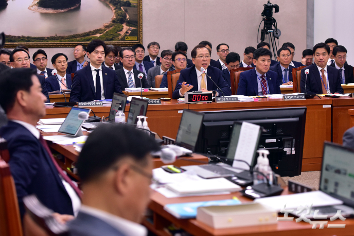 조승환 해양수산부 장관이 12일 서울 여의도 국회에서 열린 농림축산식품해양수산위원회 해양수산부 등에 대한 국정감사에서 의원 질의에 답변을 하고 있다. 윤창원 기자