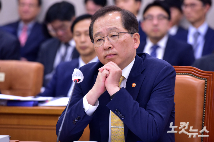 조승환 해양수산부 장관이 12일 서울 여의도 국회에서 열린 농림축산식품해양수산위원회 해양수산부 등에 대한 국정감사에서 의원 질의를 받고 있다. 윤창원 기자