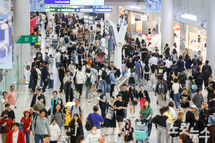 추석 연휴를 앞둔 지난달 27일 인천국제공항 제1여객터미널 면세구역이 여행객들로 붐볐다. 인천공항=박종민 기자