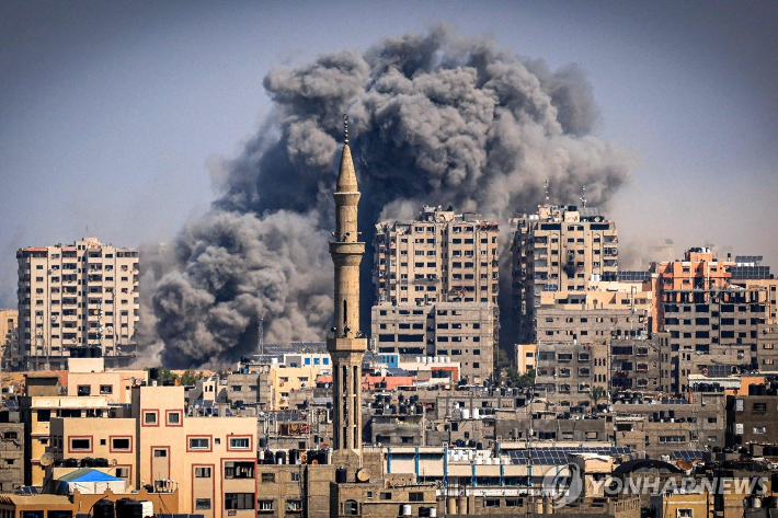 12일(현지시간) 가자지구 중심 도시 가자시티에서 이스라엘의 공습으로 연기가 치솟고 있다.