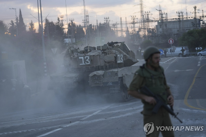 11일(현지시간) 가자지구와 인접한 이스라엘 국경에서 이스라엘군 탱크가 움직이고 있다. 