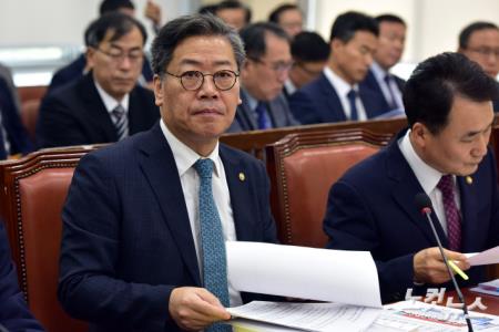 김용빈 중앙선관위 사무총장이 13일 서울 여의도 국회에서 열린 행정안전위원회의 중앙선거관리위원회, 진실·화해를위한과거사정리위원회, 소방청 등에 대한 국정감사에 출석해 있다.