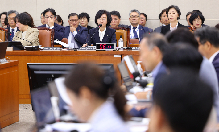 13일 오전 국회에서 열린 식품의약품안전처, 식품의약품안전평가원 등에 대한 국회 보건복지위원회의 국정감사에서 오유경 식품의약품안전처장(가운데)이 의원 질의를 듣고 있다. 연합뉴스