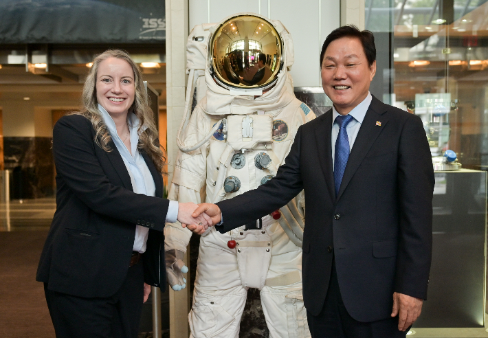 박완수 경남지사가 미국 NASA 메러디스 맥케이 부국장보와 만나 우주항공 발전 방안을 논의했다. 경남도청 제공 