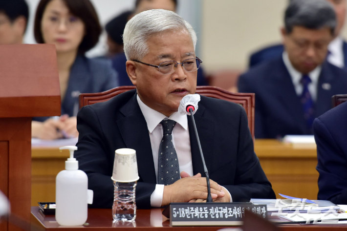 지난 6월 송선태 5.18민주화운동 진상규명조사위원회 위원장이 여의도 국회에서 열린 국방위원회 전체회의에서 의원 질의에 답변을 하고 있다. 윤창원 기자