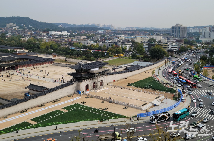 오는 15일 복원공사를 마치고 공개되는 서울 광화문 앞 월대에서 13일 마무리 공사가 진행되고 있다. 구병수 기자