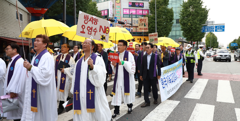 기장 5개노회 5차 시국기도회 참석자들이 십자가 행진에 나섰다. 한세민