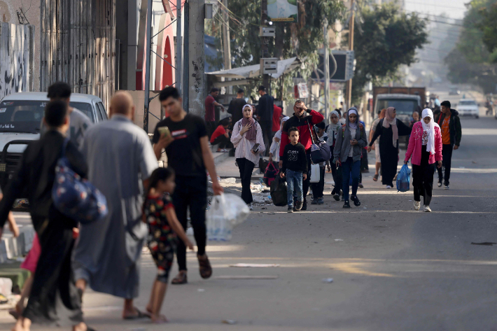 13일(현지시간) 아침부터 팔레스타인 가자지구 주민들이 짐을 싸 들고 좀 더 안전한 곳으로 이동하고 있다. 이스라엘은 가자지구에 대한 대공습을 예고하며 이곳에 사는 약 1100만 명에 대해 빨리 안전한 곳으로 대피할 것을 권고했다. 연합뉴스