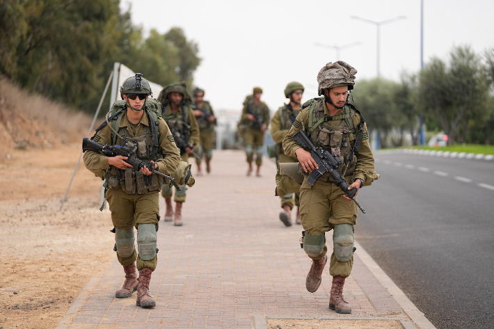 이스라엘 군인들이 11일(현지시간) 가자지구 인근 이스라엘 도시인 스데로트에 도착하고 있다. 연합뉴스