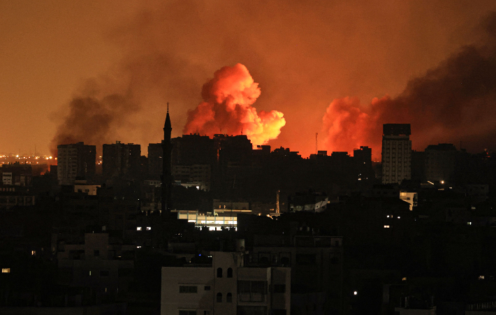 12일(현지시간) 이스라엘의 공습 이후 가자지구 중심 도시 가자시티에서 화염이 솟구치고 있다. 연합뉴스