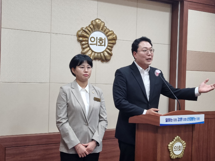 국민의힘 순천갑 천하람 당협위원장은 지난 9월 21일 순천시의회 소회의실에서 정당 현수막 규제를 제안하는 기자회견을 열었다. 박사라 기자 