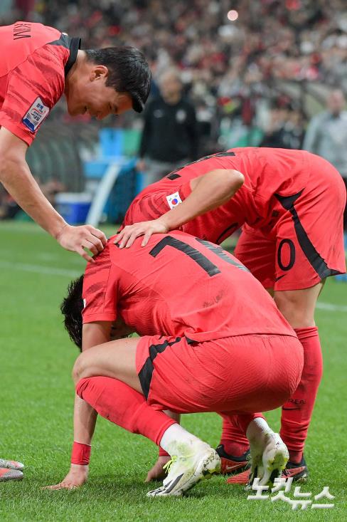 축하 받는 황의조