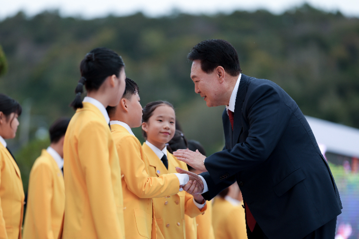 윤석열 대통령이 13일 전남 목포 공생원에서 열린 공생복지재단 설립 95주년 기념식에서 합창단 어린이들을 격려하고 있다. 대통령실 제공
